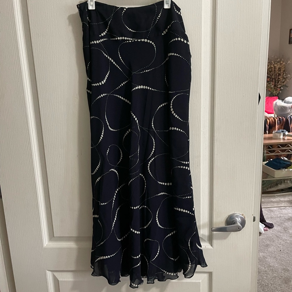 Ladies size 4 navy skirt by east 5th (sku401)